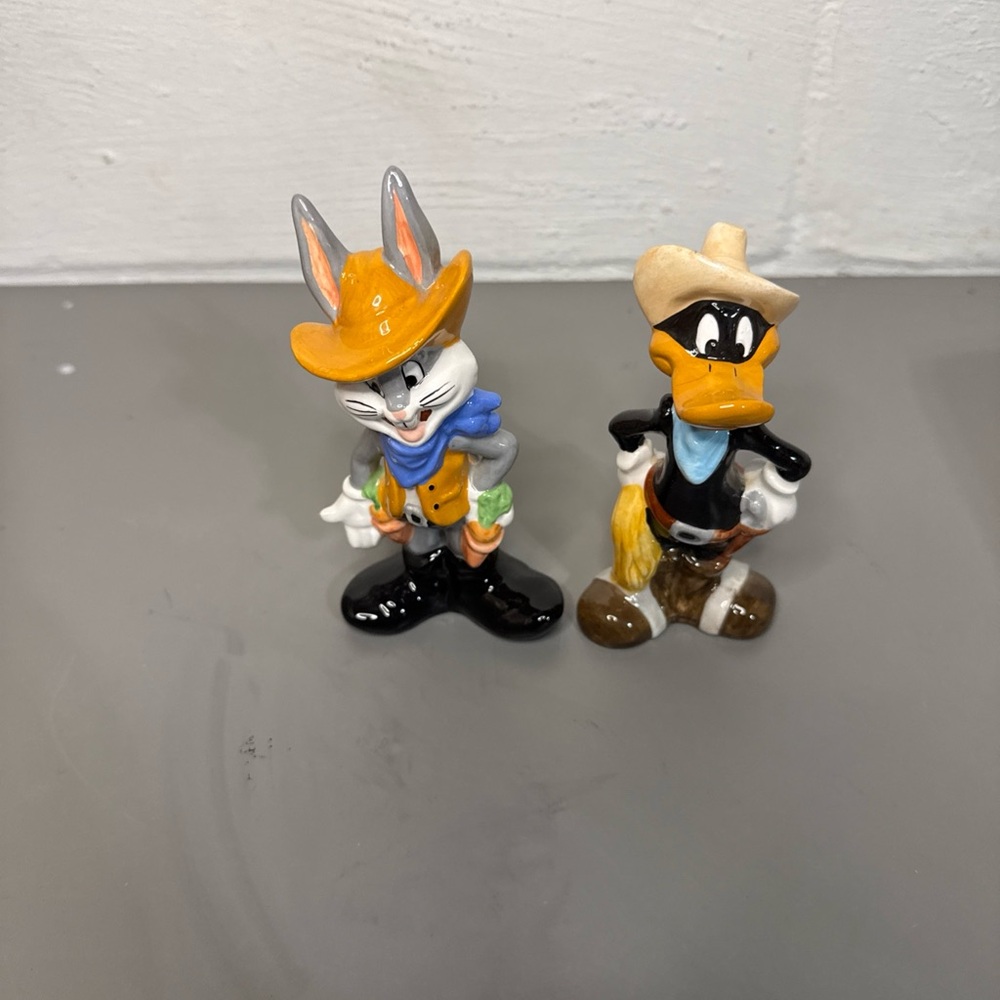 VINTAGE 1993 BUGS BUNNY AND DAFFY DUCK SALT AND PEPPER SHAKERS - Picture 2 of 6
